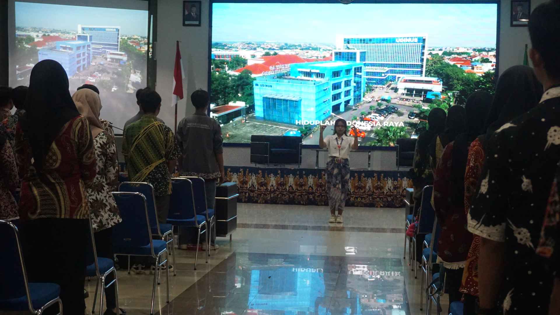 Menyanyikan lagu Indonesia Raya dan Hymne Udinus